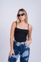 Body negro con breteles finos y escote recto.