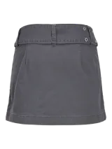 Minifalda gris de tiro medio, confeccionada en denim, con diseño de corte recto y presillas con cinturón ancho decorado con ojales metálicos y hebilla rectangular.