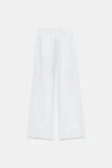 Pantalón recto de algodón color negro, con tiro medio y cintura elástica.