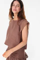 Blusa de lino color marrón, sin mangas, con escote redondo y corte recto y relajado.