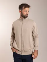 Campera color beige de tejido de punto con cierre frontal y cuello alto.
