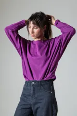 Remera color lila de corte holgado y mangas largas.