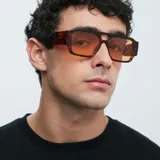 Gafas de sol unisex, modelo Jahi, con diseño aviador oversized y doble puente. Montura color carey y lentes color naranja.
