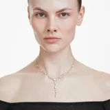 Collar en Y plateado con cadena fina y dije colgante con circonias y perlas de cristal Swarovski.