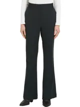 Pantalón negro de vestir, de corte acampanado, con raya marcada en la parte delantera y trasera, bolsillos de ojal y logo esmaltado de Tommy Hilfiger encima del bolsillo trasero.