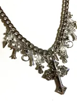 Collar plateado de acero quirúrgico hipoalergénico con cadena gruesa y dijes colgantes de cruces, cuentas de cristal y pinchos.