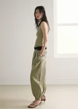 Musculosa de punto fino en color verde militar, con diseño entallado, cuello redondo y tirantes anchos.