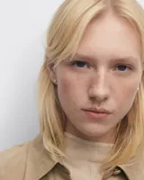 Aros pequeños con perlas colgantes.