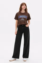 Remera marrón de manga corta y cuello redondo, confeccionada en algodón, con estampado frontal estilo universitario con la inscripción "Amour C'est La Vie Paris, France".