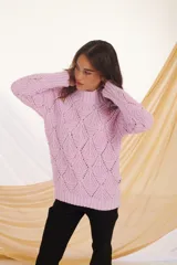 Sweater de punto calado color lila con cuello alto.
