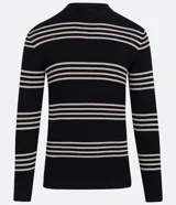 Suéter de punto negro con cuello alto y rayas horizontales color crema.