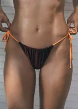 Braga de bikini color marrón con tiras laterales ajustables color naranja.