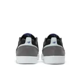 Championes de skate New Balance Numeric 306, modelo profesional de Jamie Foy. Presentan un diseño de perfil bajo con combinación de gamuza gris en la puntera y talón, paneles laterales negros y logo N en color celeste. Cuentan con suela vulcanizada blanca y detalles en malla transpirable.