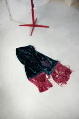 Foulard de terciopelo de seda color naranja con bordado floral en color crema y flecos largos de seda en color verde menta en los extremos.