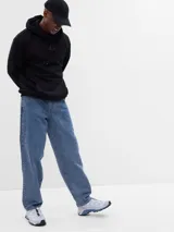 Jean baggy de hombre en tono azul clásico (medium wash), de corte amplio y relajado en las piernas.