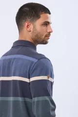 Remera tipo polo de manga larga con diseño de rayas horizontales en tonos azules, verdes y marrones. Presenta cuello clásico con cierre de botones y puños elásticos.