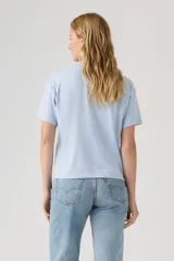 Remera Levi's de manga corta y cuello redondo en color celeste, con diseño gráfico estampado en el pecho con texto en blanco.