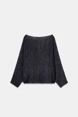 Jersey de punto con textura abierta, cuello barco y mangas anchas de corte holgado.