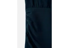 Vestido corto de color verde oscuro, con escote en V, mangas largas y detalle de lazo integrado al cuello. Presenta un diseño ajustado en la cintura con fruncidos laterales en la falda.