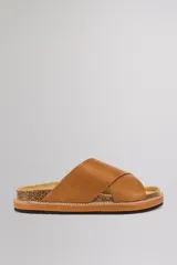 Sandalias de cuero color marrón tostado, con diseño de tiras cruzadas en el empeine, plantilla anatómica y suela de corcho y goma.