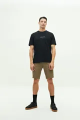 Remera de manga corta color beige con estampado gráfico en la espalda que representa el edificio Chrysler de Nueva York y texto descriptivo.