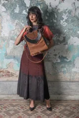 Cartera de cuero color camel con tapa de gamuza negra y cuero grabado croco.