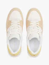 Zapatillas urbanas Tommy Hilfiger de corte bajo, color blanco con detalles en beige y amarillo. Presentan el logo de la marca en el lateral y están confeccionadas en piel, nailon y poliuretano.