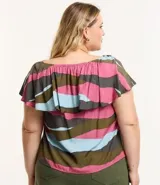 Blusa con estampado abstracto en tonos rosa, marrón, gris y celeste. Tiene escote con volados y lazo ajustable.