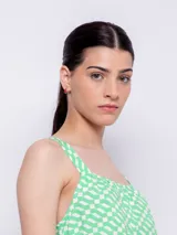 Vestido corto blanco con estampado floral en tonos naranja y lila, de corte suelto y sin mangas.