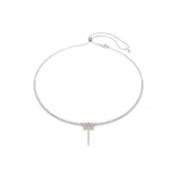 Collar en Y con baño de rodio, compuesto por una cadena estilo cupchain con mecanismo deslizante ajustable. Presenta un motivo central de libélula adornado con cristales de colores rosa, amarillo y azul.
