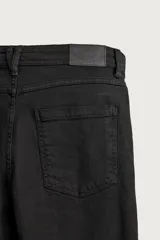Pantalón relaxed fit azul marino confeccionado en tejido de algodón con estructura, de estilo clásico con cinco bolsillos y cierre frontal con cremallera y botón.