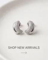 Caravanas de plata 925 de diseño abombado y semicircular, con una mitad de acabado liso pulido y la otra mitad pavimentada con circones brillantes.