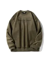 Buzo de gamuza color verde militar, de corte oversize, cuello redondo y diseño con estampado discreto en el pecho.