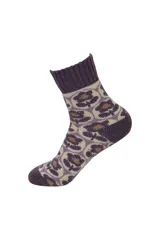 Medias de caña corta en color violeta con estampado de estrellas pequeñas en tono claro, confeccionadas en tejido de punto con puño elástico acanalado.