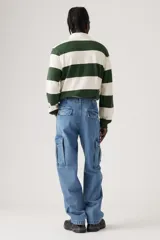 Pantalón de jean celeste, corte recto, con bolsillos cargo laterales y traseros.