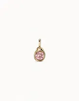 Charm bañado en oro de 18k con diseño de gota y cristal rosa facetado en el centro.