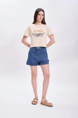 Short de jean color azul marino, de corte recto y tiro medio, con bolsillos frontales tipo cargo y cierre de botón metálico.