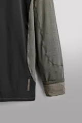 Sudadera técnica de running Zara Athleticz, modelo slim fit en color marrón y negro, con cuello subido, capucha ajustada y mangas largas.