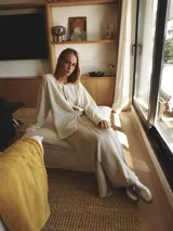 Saco negro de tejido de punto, con corte holgado y mangas largas.