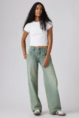 Pantalón de jean de tiro muy bajo con corte holgado y diseño de canesú en la cintura. Presenta un lavado desgastado en tono azul claro con costuras visibles.