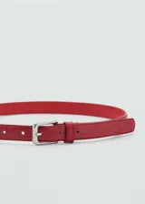 Cinturón fino color rojo con textura efecto piel de cocodrilo y hebilla cuadrada metálica plateada.