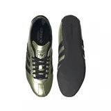 Championes Adidas modelo Tokyo, con acabado metalizado en color dorado y detalles en negro. Presenta las icónicas tres tiras laterales, cordones y suela de goma en color negro.