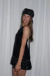 Vestido bordó con escote halter, cuello alto y volado en el ruedo.