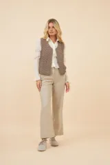 Chaleco marrón de punto abanico crochet. Prenda must have de la temporada.