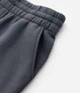 Pantalón jogger de algodón con felpa, color negro, con cintura elástica, cordón ajustable, bolsillos laterales y puños elásticos en los tobillos.