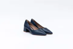 Zapato de cuero negro con punta fina y taco cuadrado.