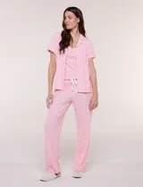 Set de pijama de tres piezas en color verde menta con estampado floral sutil, compuesto por una camisa de manga corta con botones, una musculosa básica y un pantalón largo de corte recto con cordón ajustable en la cintura.