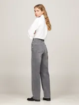 Pantalón jean gris de corte amplio y recto, con tiro alto y efecto lavado.