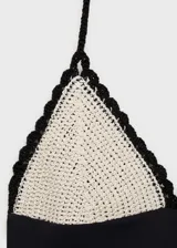 Traje de baño entero negro con escote halter y detalle de crochet color crudo en el corpiño.