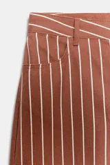Jeans Zara Woman Collection de tiro alto y corte tapered, con diseño de rayas verticales a contraste en color marrón y beige. Presenta cinco bolsillos, trabillas para cinto y cierre frontal con cremallera y botón.